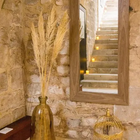 L'autel La Crypte Mysterieuse De - Sauna & Balneo Apartment