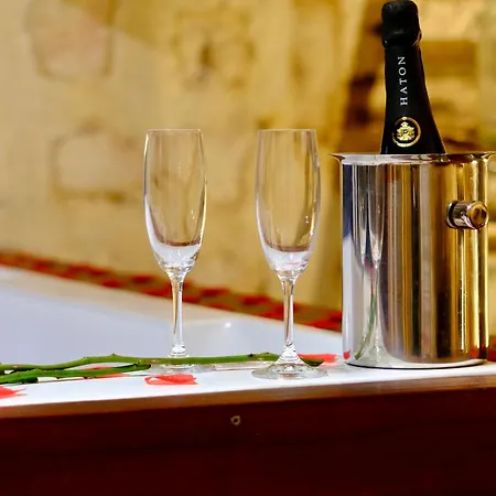 L'autel La Crypte Mysterieuse De - Sauna & Balneo Apartment