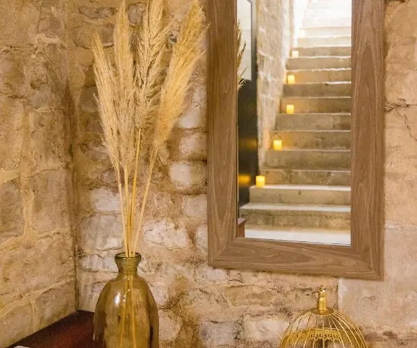 L'autel La Crypte Mysterieuse De - Sauna & Balneo Apartment